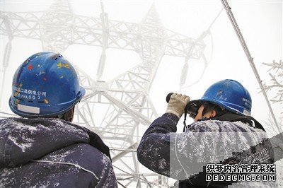 电力工作人员在高寒地区巡线。